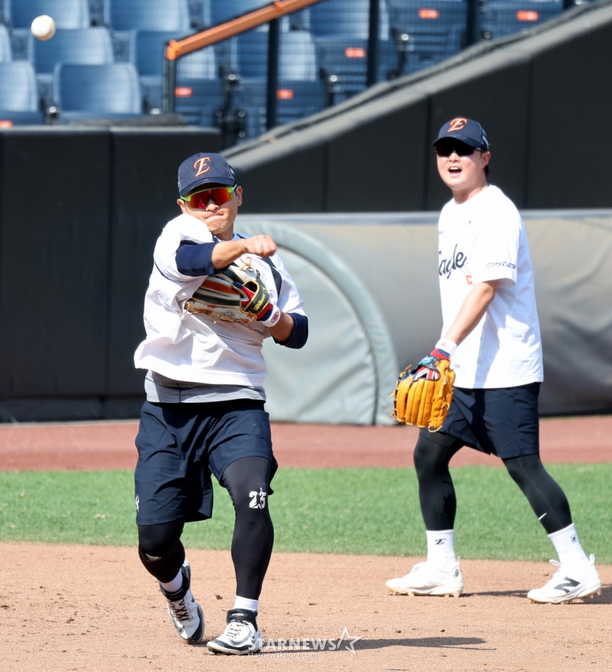 Hanwha Kim Tae-yeon (trái) và Lee Do-yoon đang tập luyện phòng ngự ở gôn 3 mà Noh Si-hwan vắng mặt trước trận đấu giữa Hanwha Eagle và Samsung Lions tại giải đấu 2026 KBO League được tổ chức tại Công viên bóng chày sinh mệnh Hanwha ở Daejeon vào ngày 15. 2026.04.15. /Ảnh = Phóng viên cao cấp Kang Young Jo