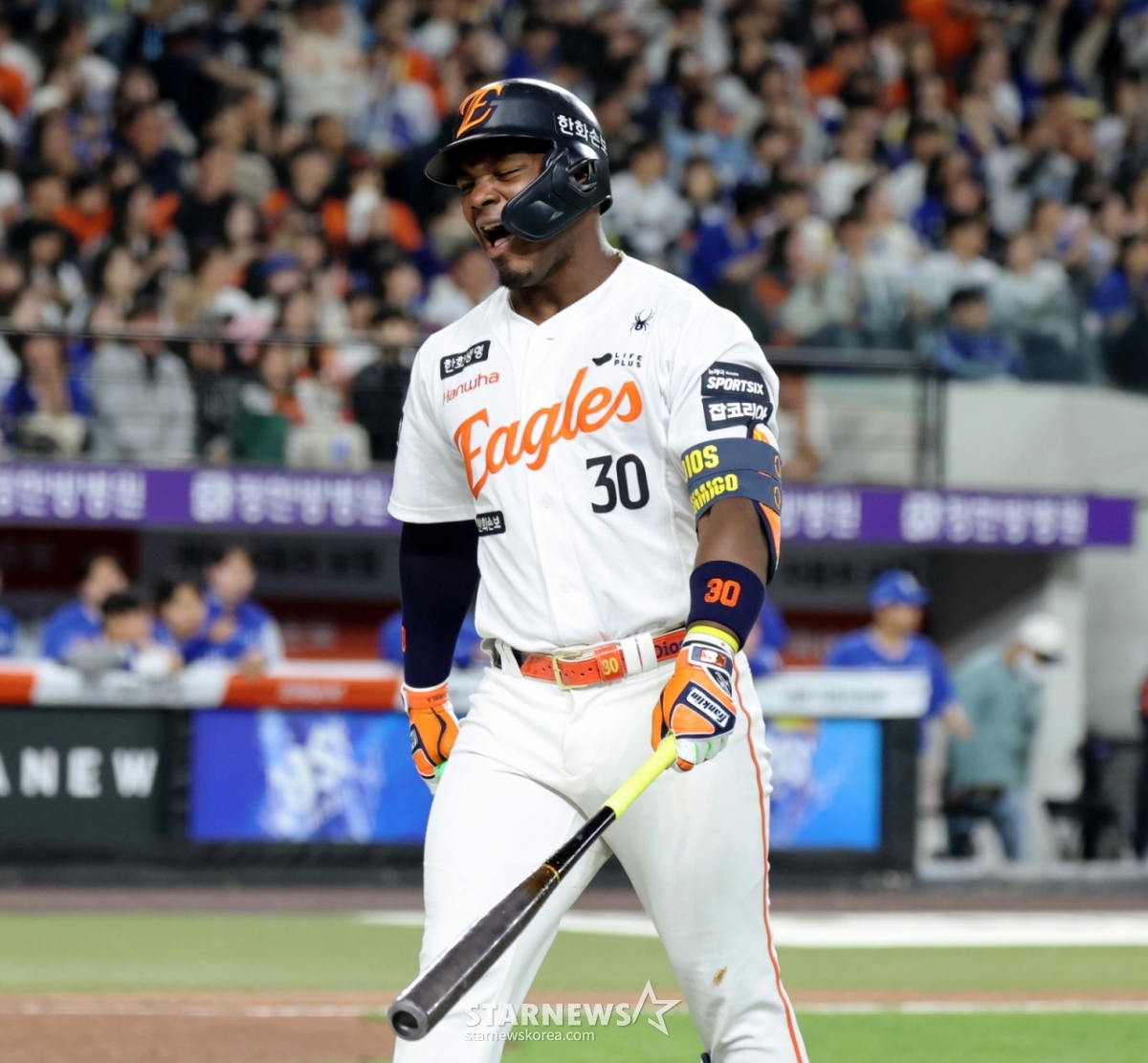 Người đánh bóng thứ hai của Hanwha, Perja, đang tiếc nuối khi bắt được một cú đánh trúng bóng ở cuối hiệp 6 của trận đấu giữa Hanwha Eggs và Samsung Lions tại Công viên bóng chày sinh mệnh Hanwha ở Daejeon vào ngày 14. 2026.04.14 /Ảnh = Phóng viên cao cấp Kang Young Jo