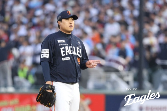 Hanwha's Ryu Hyun-jin checks instructions during the game against Busan Lotte on the 18th. /Photo=Provided by Hanwha Eagles