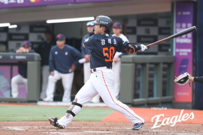 Hanwha's Kang Baek-ho hits a single during the game against Busan Lotte on the 18th. /Photo=Provided by Hanwha Eagles