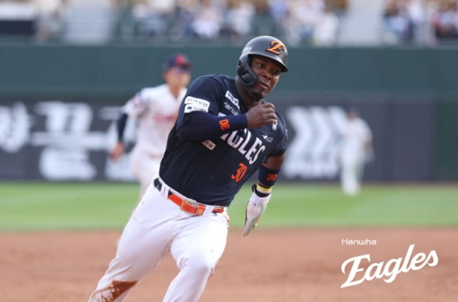 Hanwha's Jonathan Ferrara rounds the bases after hitting a home run during the game against Busan Lotte on the 18th. /Photo=Provided by Hanwha Eagles
