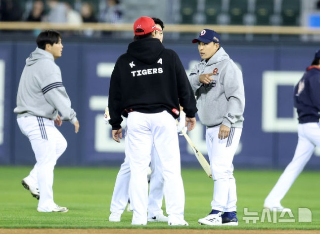 斗山ベアーズのソン·アソプ（右）。 /写真=ニューシス