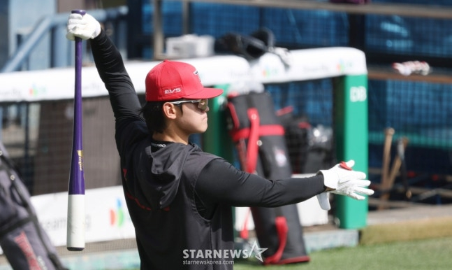 2026新韓（シンハン）SOLKBOリーグの斗山（トゥサン）ベアーズ対KIAタイガースの試合が18日、ソウル蚕室（チャムシル）野球場で行われた。 KIAの金ドヨンが打撃練習をしている。 /写真=キム·ジンギョン待機者