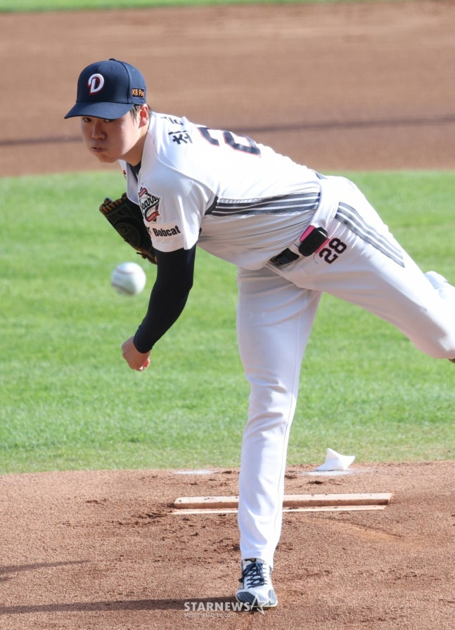 2026新韓（シンハン）SOLKBOリーグの斗山（トゥサン）ベアーズ対KIAタイガースの試合が18日、ソウル蚕室（チャムシル）野球場で行われた。  斗山（トゥサン）の先発、崔承容（チェ·スンヨン）が力投している。 
