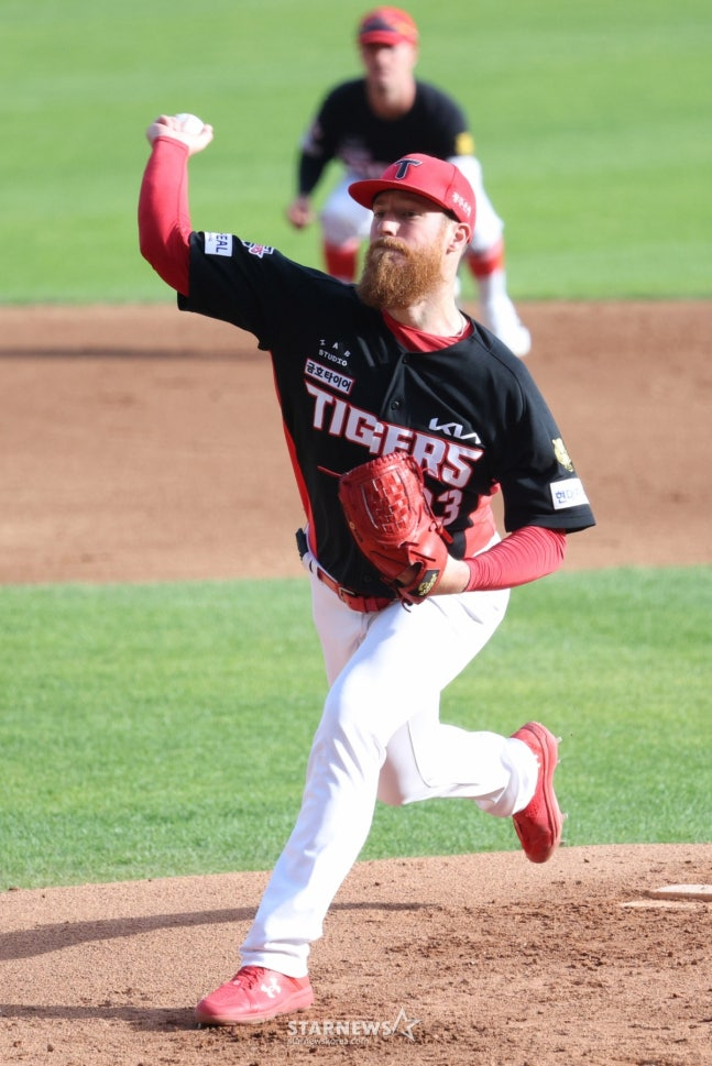 2026新韓（シンハン）SOLKBOリーグの斗山（トゥサン）ベアーズ対KIAタイガースの試合が18日、ソウル蚕室（チャムシル）野球場で行われた。  KIAの先発オーラーが力投している。