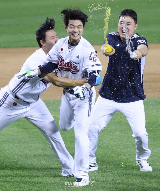 2026新韓（シンハン）SOLKBOリーグの斗山（トゥサン）ベアーズ対KIAタイガースの試合が18日、ソウル蚕室（チャムシル）野球場で行われた。  斗山の李ユチャンが延長10回裏、1死1、2塁でサヨナラ2塁打を放ち、同僚たちと喜んでいる。 /写真=キム·ジンギョン待機者