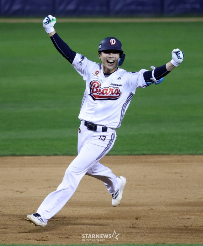2026新韓（シンハン）SOLKBOリーグの斗山（トゥサン）ベアーズ対KIAタイガースの試合が18日、ソウル蚕室（チャムシル）野球場で行われた。  斗山の李ユチャンが延長10回裏、1死1、2塁でサヨナラ2塁打を放ち、歓呼している。 /写真=キム·ジンギョン待機者