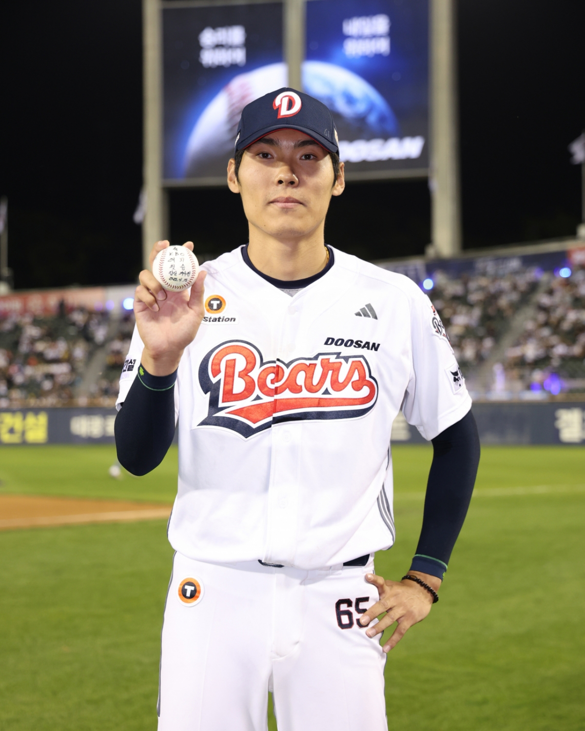 18日，斗山熊队的尹泰浩在蚕室与KIA队的比赛中取得出道首场胜利后，手里拿着首场胜利纪念球摆出造型，供记者们拍照。 =斗山熊队。