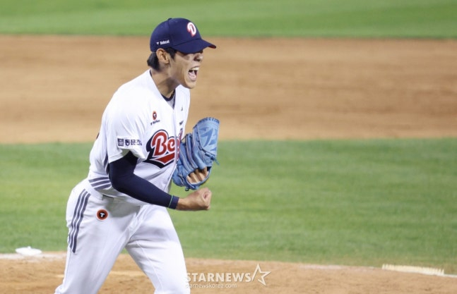 18日，2026新韩SOL KBO联赛斗山熊队对KIA老虎队的比赛在首尔蚕室棒球场举行。  图为，斗山队的尹泰浩在延长赛第10回合初2人出局满垒的情况下，用腾空球抓住KIA队的郑贤昌，正在咆哮。 =照片=金镇京。