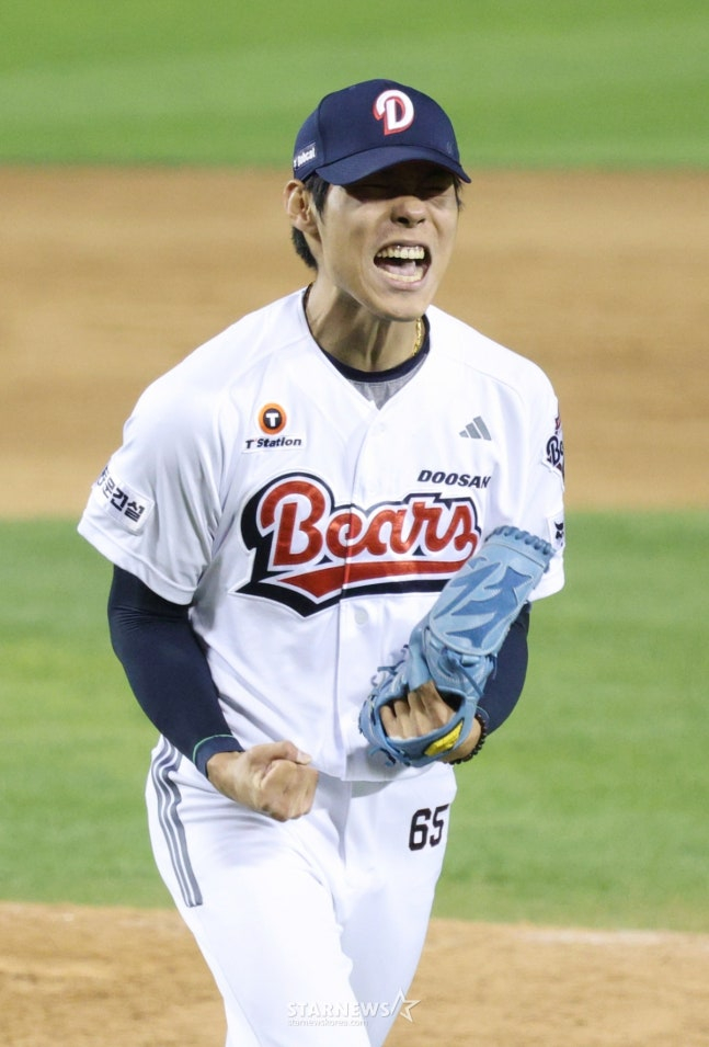 18日，2026新韩SOL KBO联赛斗山熊队对KIA老虎队的比赛在首尔蚕室棒球场举行。  图为，斗山队的尹泰浩在延长赛第10回合初2人出局满垒的情况下，用腾空球抓住KIA队的郑贤昌，正在咆哮。 =照片=金镇京。