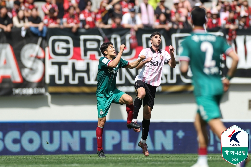 =马萨（左）和罗斯。