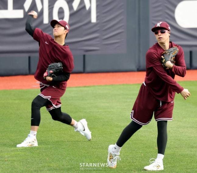Ahn Woo-jin (trái) và Bae Dong-hyun trước trận đấu ngày 17. /Ảnh = Phóng viên cao cấp Kang Young Jo