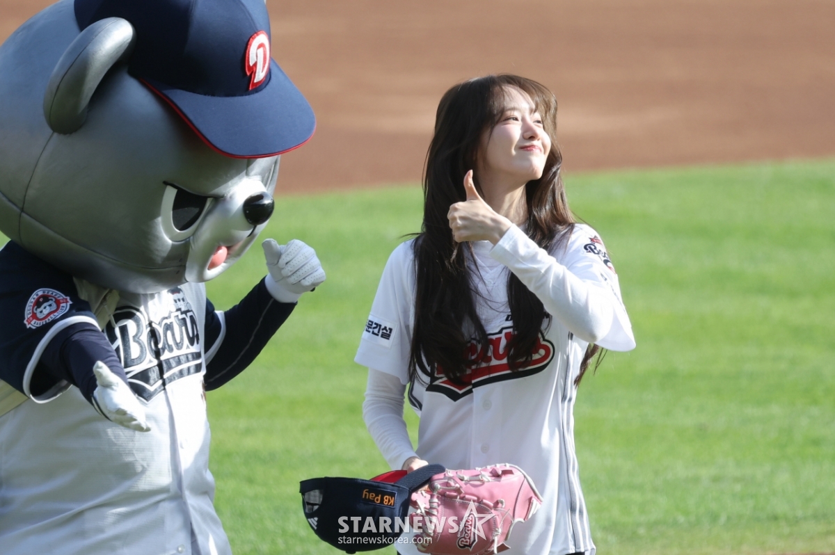 [포토] 윤아, 철웅이 노룩 엄지척