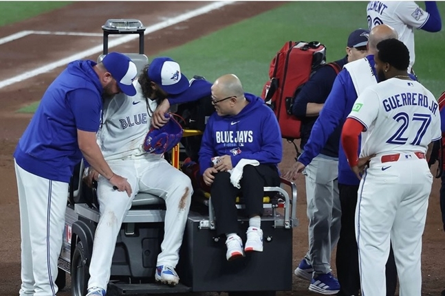 Ponce (second from the left) on the cart, looking disappointed. /Photo=Courtesy of Ponce's SNS