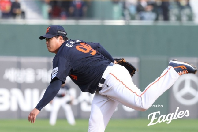 Ryu Hyun-jin pitched during the the 18th game against the Busan Lotte Giants. /Photo=Provided by Hanwha Eagles
