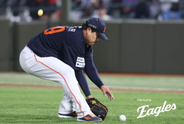 Ryu Hyun-jin fields a ground ball during the the 18th game against the Busan Lotte Giants. /Photo=Provided by Hanwha Eagles
