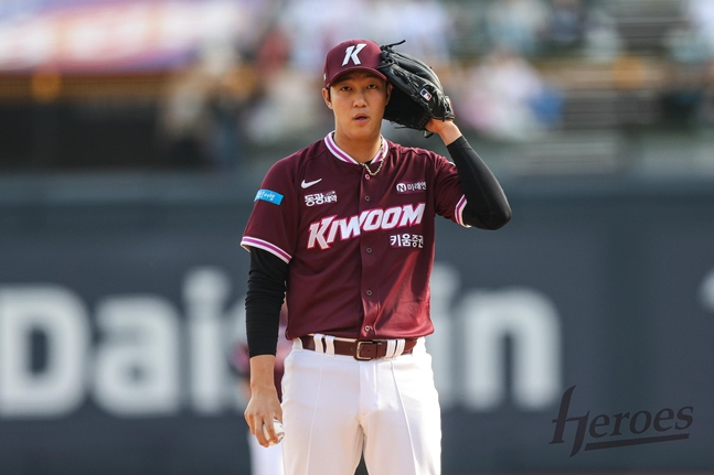 ピーチコムを聞いているアン·ウジン。 /写真=キウムヒーローズ