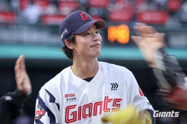 18-го числа Лотте Хён До Хун улыбается на выезде против Ханхва в Пусане. /Фото = Предоставлено Lotte Giants