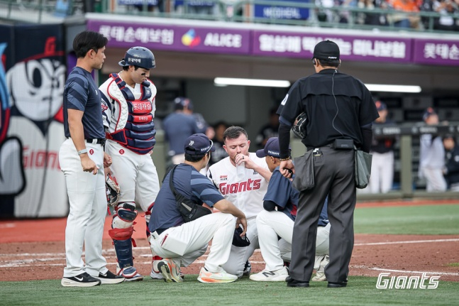 Иностранный питчер Лотте Бисли (в центре) пожаловался на головокружение в начале третьего иннинга против Ханхва в Пусане 18-го числа. /Фото = Предоставлено Lotte Giants