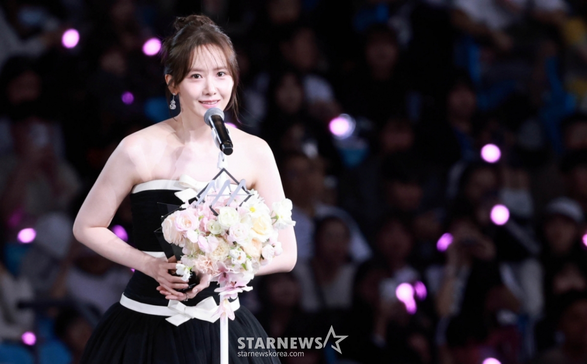 Actress Lim Yoon-ah speaks her acceptance remarks after receiving the AAA Best Artist award at the "10th Anniversary Asia Artist Awards 2025" ('10th Anniversary AAA 2025'), hosted by StarNews at the Kaohsiung National Stadium. /Photo=Im Sung-kyun tjdrbs23@