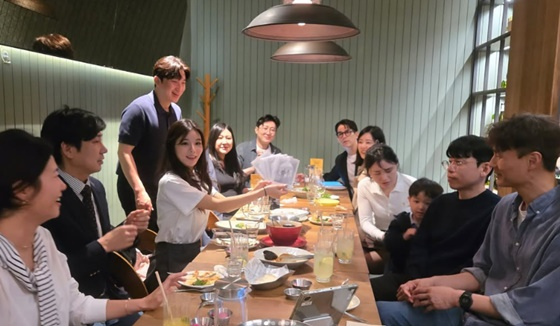 "I Am Solo" 28th Class Participants Gather for Young-ho and Ok-soon Wedding Invitation Party / Photo=28th Class Young-su SNS