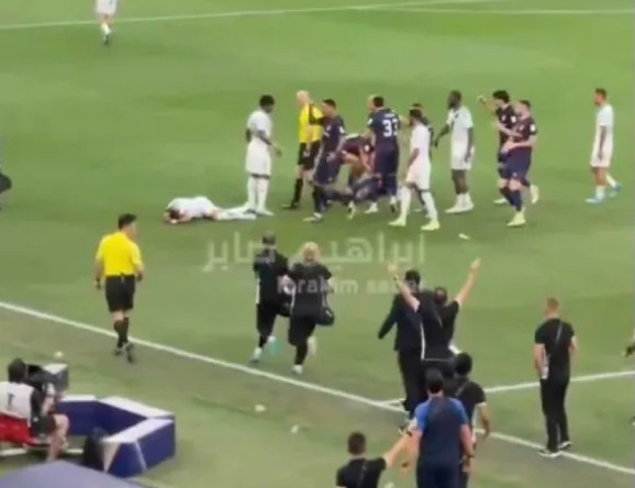 Chaotic scene at the venue. /Photo=The Sun archive