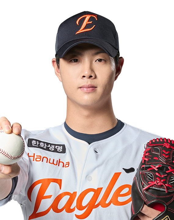 他就是韩华鹰队右腕侧肩投法投手朴俊英。 =韩华鹰队。