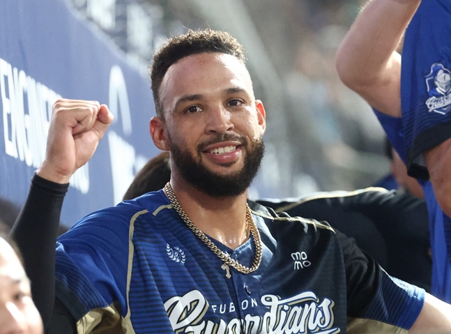 Liberator watching the game from the dugout. /Photo=Funabashi Guardians official SNS