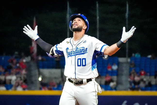 Liberator performing a ceremony. /Photo=Funabashi Guardians official SNS