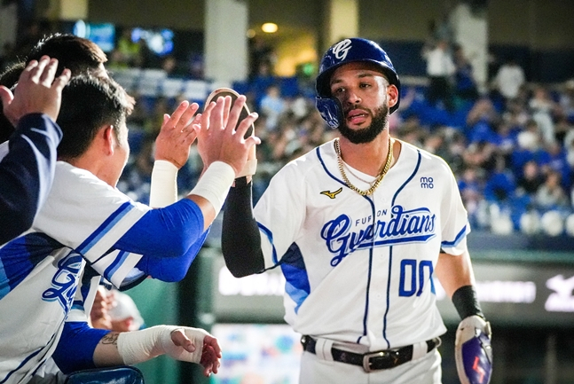 Liberator (on the right) celebrating with teammates during Haifa Eve. /Photo=Funabashi Guardians official SNS