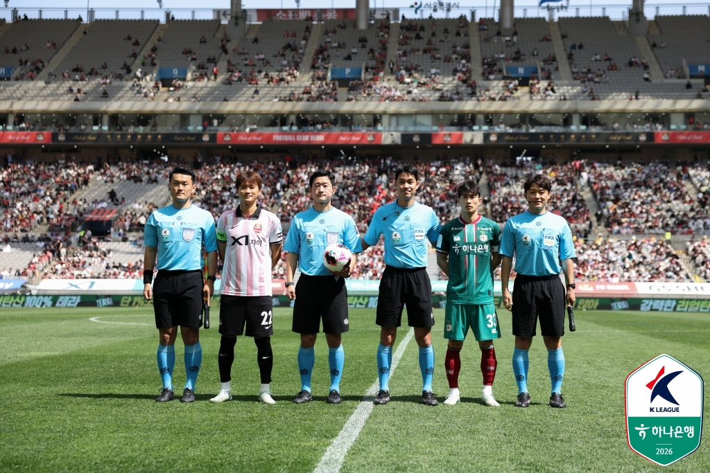 試合前、審判陣と両チームの主将が記念撮影をしている。 /写真=韓国プロサッカー連盟提供