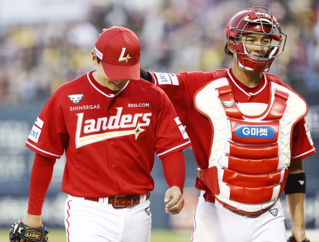 他就是同岁的好友SSG兰德斯队的金建宇（左）和赵炯宇。 =照片=SSG兰德斯提供。