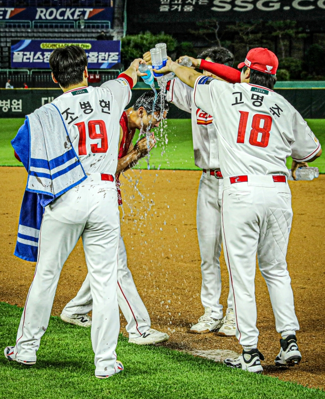 去年金建宇（左二）取得胜利后，同岁的朋友赵炳铉和赵亨宇、高明俊正在用祝贺物进行庆祝。 =照片=SSG兰德斯提供。