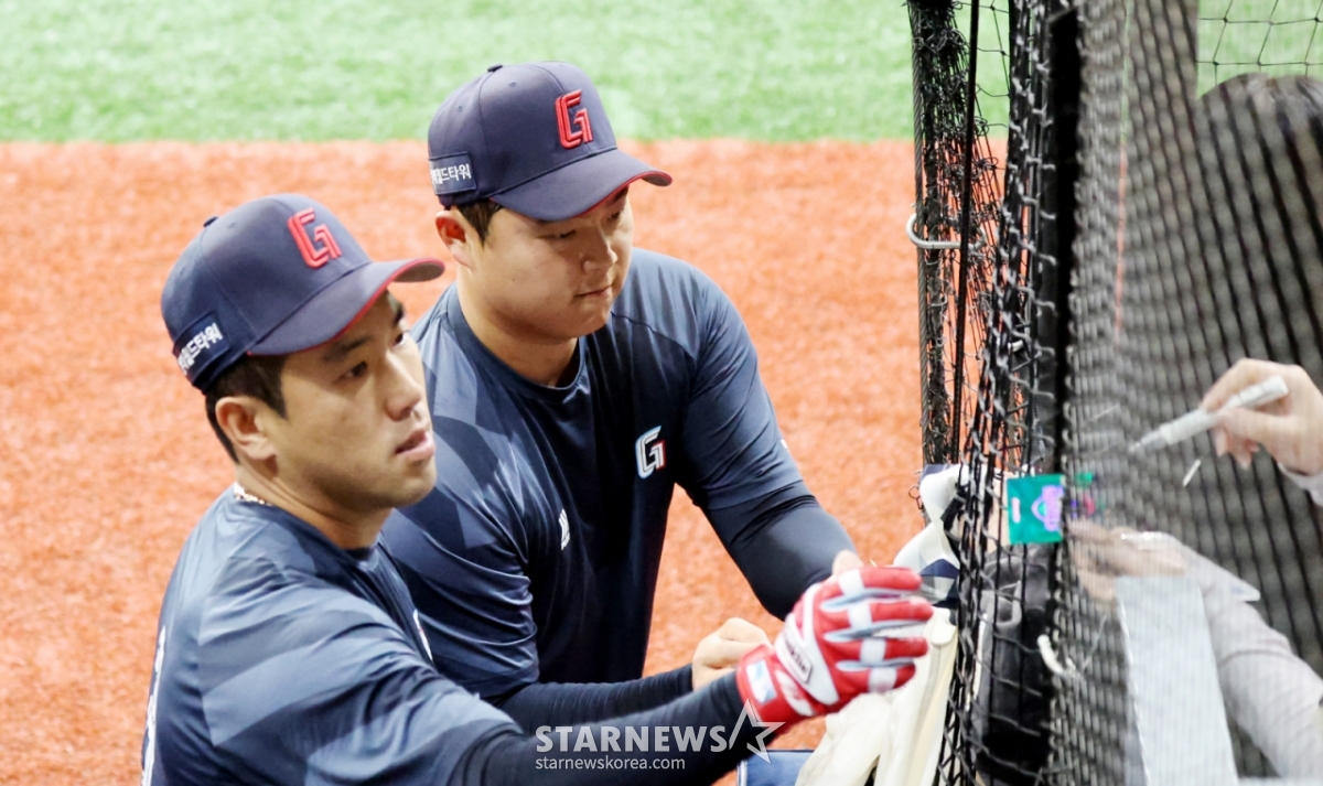 Lotte Jeon Joon Woo và Han Dong Hee đang ký tặng cho người hâm mộ trước trận đấu giữa Lotte Giants và Kirum Heroes diễn ra tại Gocheok Sky Dome vào ngày 12. 2026.04.12. /Ảnh = Phóng viên cao cấp Kang Young Jo