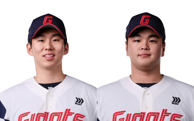 Cho Min-young (trái) và Kim Dong-hyun của Lotte. /Ảnh = Cung cấp Lotte Giants