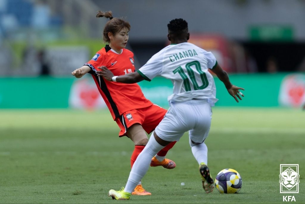 Song Jae-eun (trái). /Ảnh = Hiệp hội bóng đá Hàn Quốc cung cấp