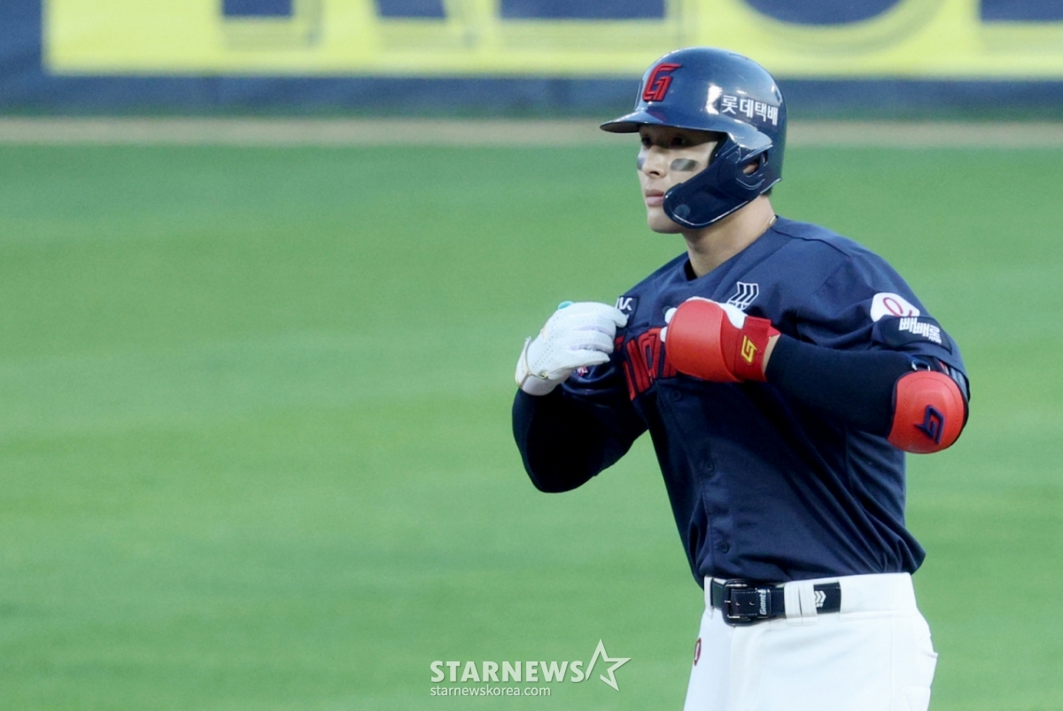 Trận đấu giữa LG Twins và Lotte Giants tại giải đấu Shinhan SOL KBO League 2026 đã được tổ chức tại sân bóng chày Jamsil, Seoul vào ngày 16.  Đầu hiệp 1, Yoon Dong Hee của Lotte đang ăn mừng sau khi đánh một cú đúp đúng lúc với 1 điểm đánh trúng bóng đầu tiên và 3 lần đánh bóng. /Ảnh = Người chờ đợi Kim Jin Kyung