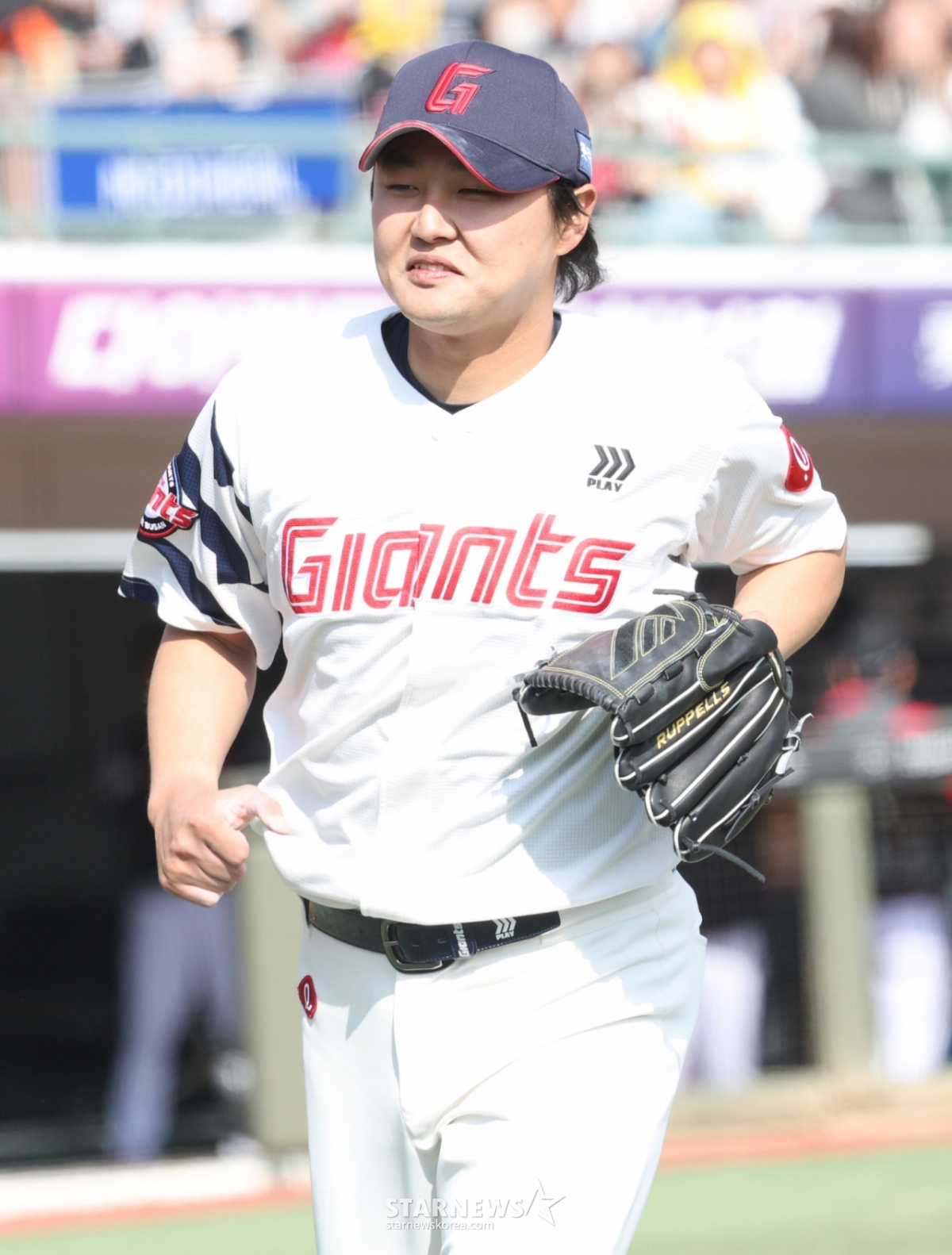 The 2026 Shinhan SOL Bank KBO League exhibition game between Lotte Giants and LG Twins was held on the 14th at Busan Sajik Baseball Stadium. After Lotte's Jeong Cheol-won escaped a scoring crisis, he headed toward the dugout. /Photo=Kim Jin-kyung, Senior Reporter