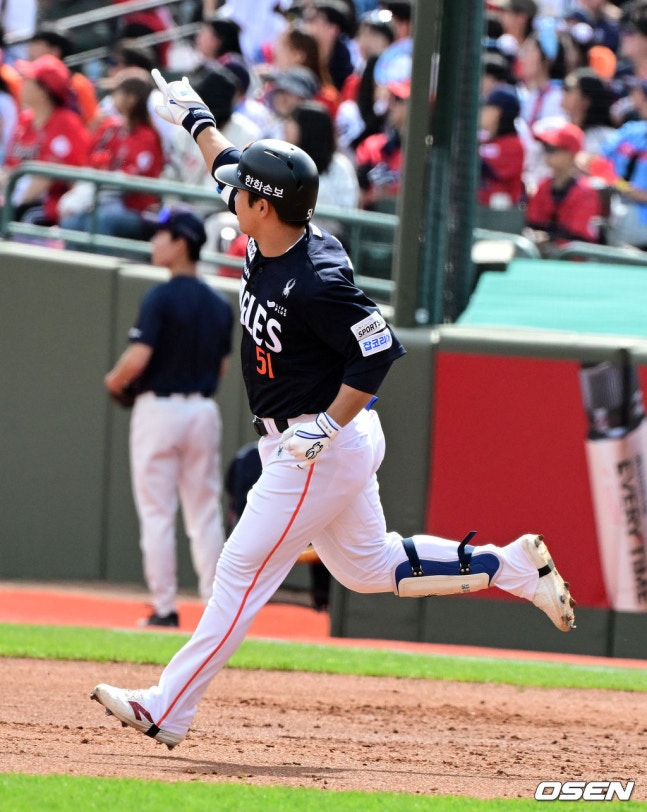 Ханва Мун Хён Бин совершает хоумран с одним очком в двух играх в начале третьего иннинга против Лотте в Пусане 19-го числа. 