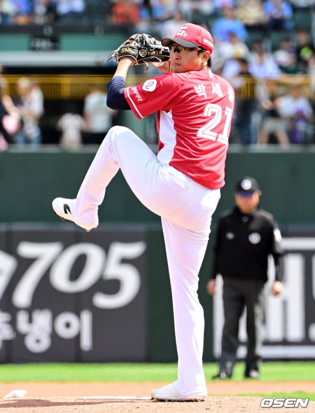 19-го числа Лотте Пак Се Ун борется на первой, первой и третьей базе в 6-м иннинге против Лотте в Пусане. 