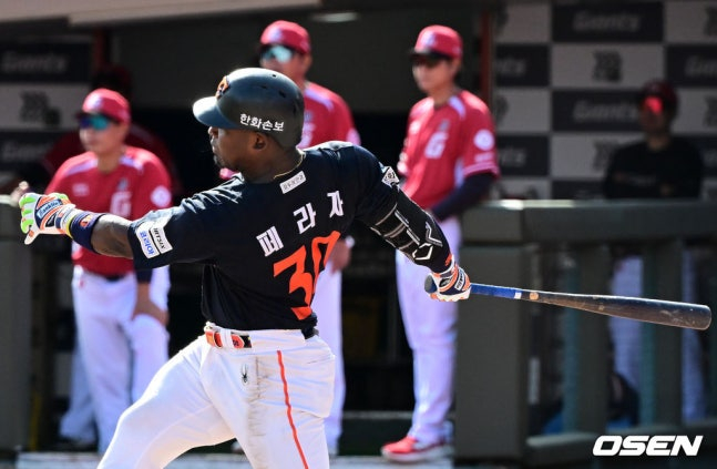 Ханва Ферраджа делает хит на первой, первой и третьей базе в 6-м иннинге против Лотте в Пусане 19-го числа. 