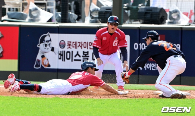Лотте Чон Джун Ву (слева) подвергается нападению в конце четвертого иннинга Лотте в Пусане 19-го числа, когда он совершил правый хит на первой базе и перешел на первую базу. 