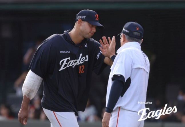ハンファの外国人投手ウィルケル·ヘルナンデスが19日、釜山（プサン）ロッテ戦で勝利した後、金ギョンムン監督とハイタッチをしている。 /写真=ハンファ·イーグルス提供 