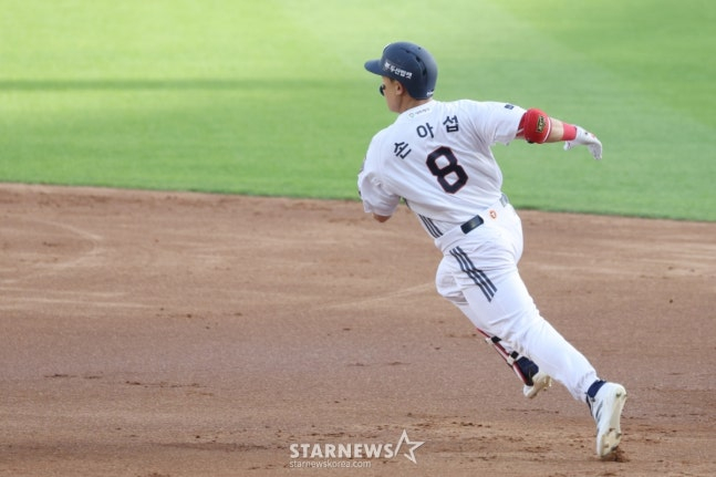  Матч Doosan Bears против KIA Tigers в лиге SOL KBO 2026 состоялся 18-го числа на бейсбольном стадионе Джамсиль в Сеуле.  Дусан Сон А Соп бежит с двойным лунным ударом в конце третьего иннинга. /Фото = Ожидание Ким Чжин Гёна