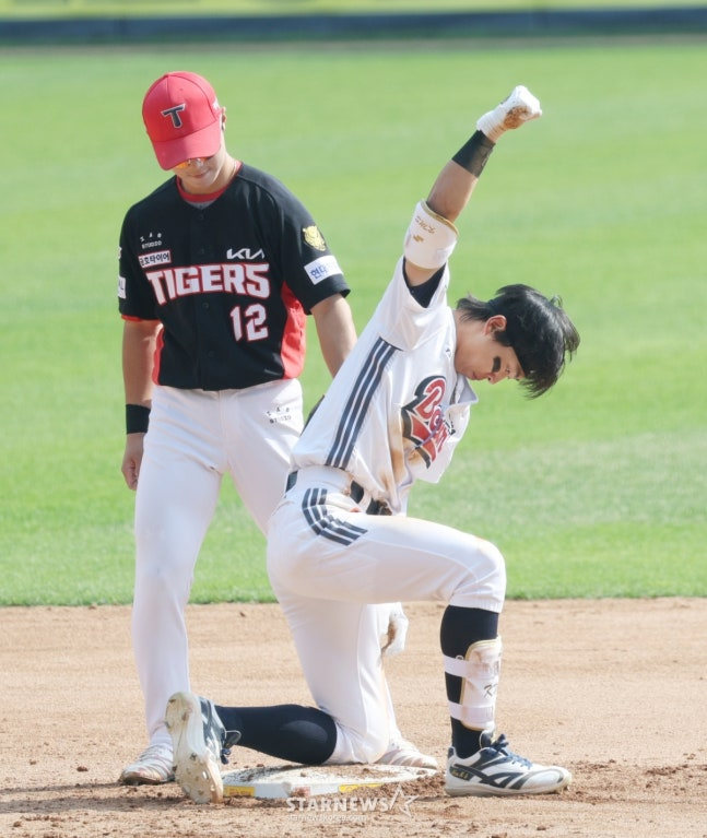 The 2026 Shinhan SOL KBO League game between Doosan Bears and KIA Tigers was held on the 19th at Seoul Jamsil Baseball Stadium. Doosan's Kim Min-seok performed a celebration after hitting a two-run double with two outs and a runner on second base in the bottom of the 5th inning. /Photo=Kim Jin-kyung, Staff Reporter