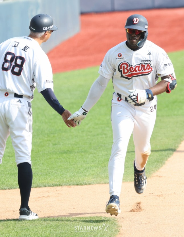 The 2026 Shinhan SOL KBO League game between Doosan Bears and KIA Tigers was held on the 19th at Seoul Jamsil Baseball Stadium. Doosan's Cameron hit a one-run home run to left field against KIA's Hwang Dong-ha with no outs in the bottom of the 6th and is shown rounding the bases. /Photo=Kim Jin-kyung, Staff Reporter
