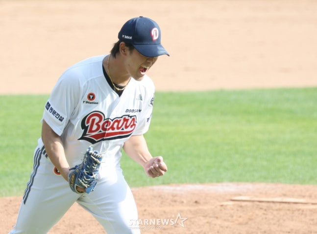 The 2026 Shinhan SOL KBO League game between Doosan Bears and KIA Tigers was held on the 19th at Seoul Jamsil Baseball Stadium. Doosan's Lee Byung-hun caught Castro on a fly ball with the bases loaded in the top of the 7th and is shown celebrating. /Photo=Kim Jin-kyung, Staff Reporter