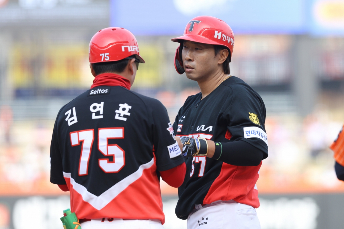 KIAタイガースのコ·ジョンウク外野手（右）/写真=KIAタイガース提供