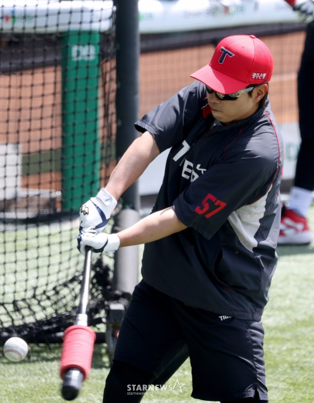 2026新韓（シンハン）SOLKBOリーグの斗山（トゥサン）ベアーズ対KIAタイガースの試合が19日、ソウル蚕室（チャムシル）野球場で行われた。  KIAの高宗旭（コ·ジョンウク）が打撃練習をしている。 /写真=キム·ジンギョン待機者