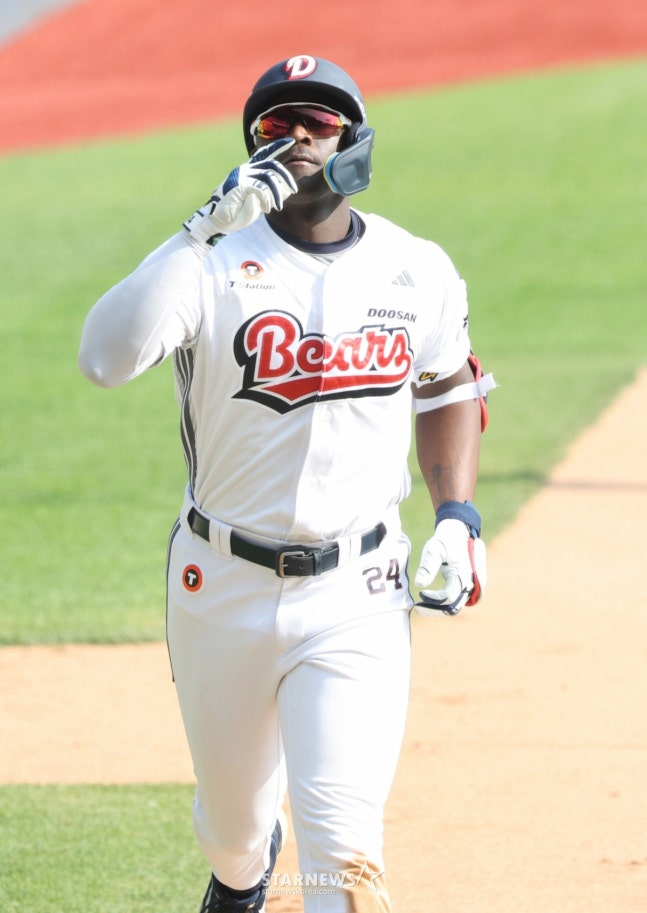The 2026 Shinhan SOL KBO League game between Doosan Bears and KIA Tigers was held on the 19th at Seoul Jamsil Baseball Stadium. Doosan's Cameron hit a one-run home run to left field against KIA's Hwang Dong-ha in the bottom of the 6th inning with no outs and crossed home plate.